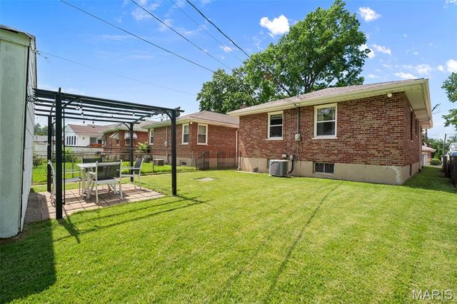 3927 French Court, St Louis, MO 63116