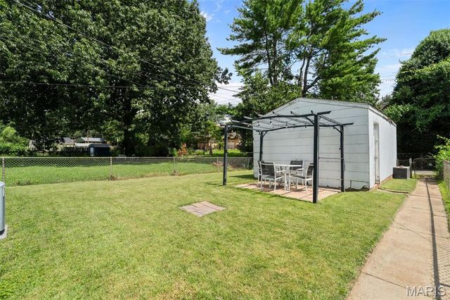 3927 French Court, St Louis, MO 63116