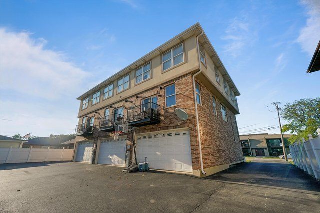 7943 W 92nd Street 7947, Hickory Hills, IL 60457