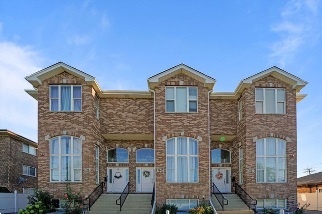 7943 W 92nd Street 7947, Hickory Hills, IL 60457