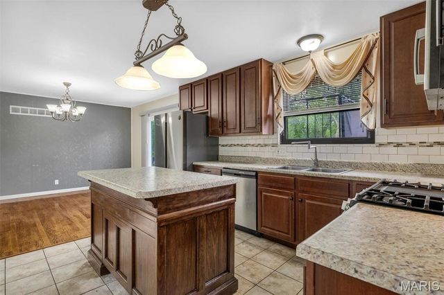 615 Charvel Drive, Florissant, MO 63031