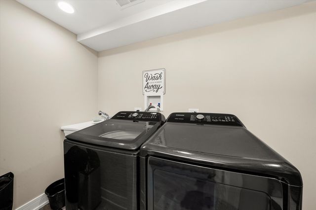 7457 W 64th Street, Summit, IL 60501