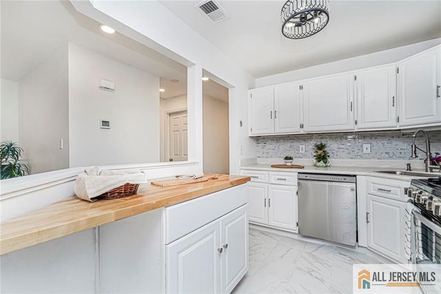 612 Chester Court, Helmetta, NJ 08828
