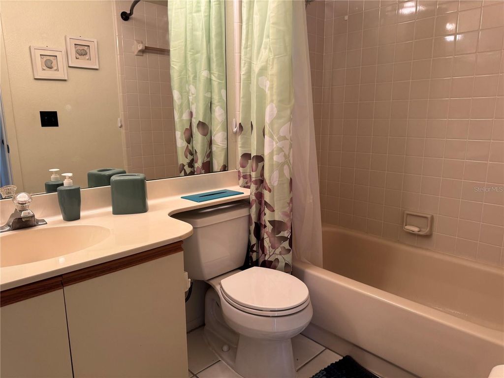 Image 14 of property listing at 4008 37TH STREET COURT W, Bradenton, FL 34205