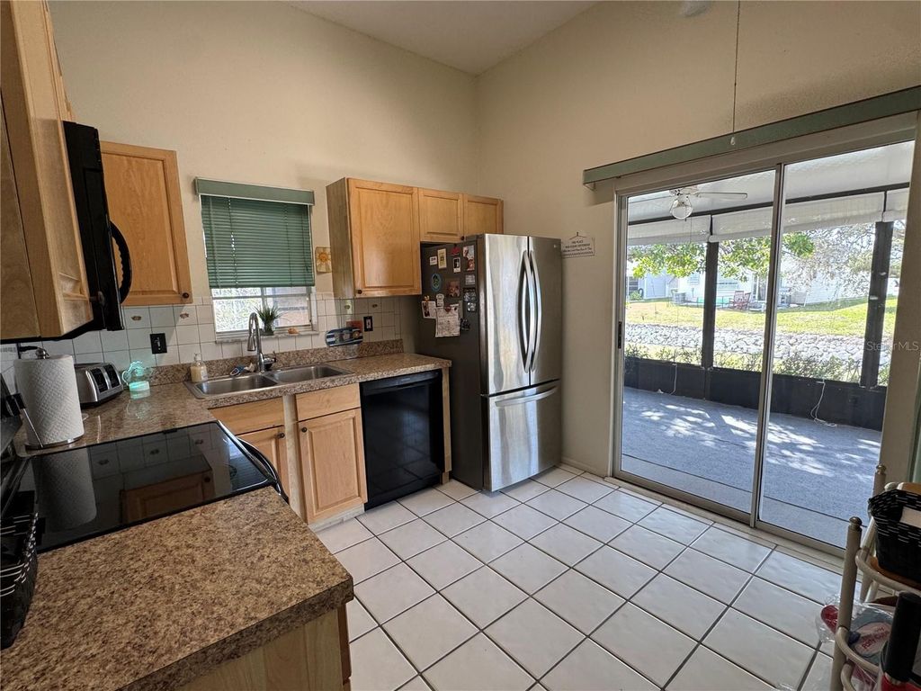 Image 5 of property listing at 4008 37TH STREET COURT W, Bradenton, FL 34205