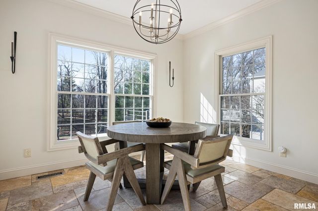 6531 N GREENWICH Place, Peoria, IL 61615