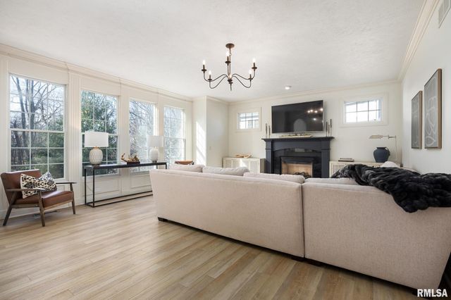 6531 N GREENWICH Place, Peoria, IL 61615