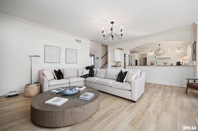 6531 N GREENWICH Place, Peoria, IL 61615