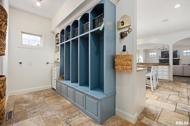 6531 N GREENWICH Place, Peoria, IL 61615