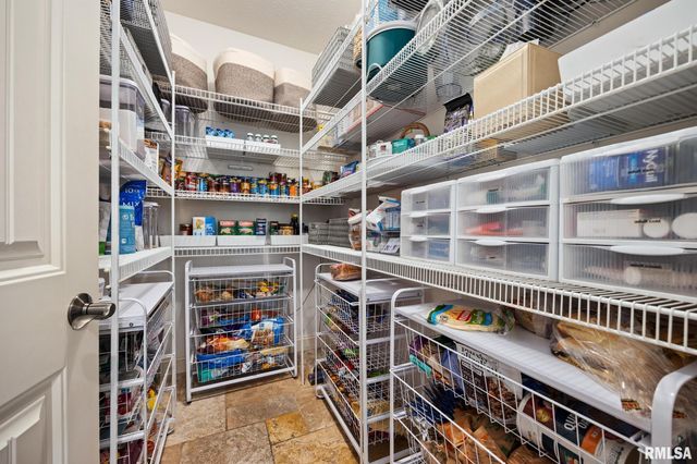 6531 N GREENWICH Place, Peoria, IL 61615