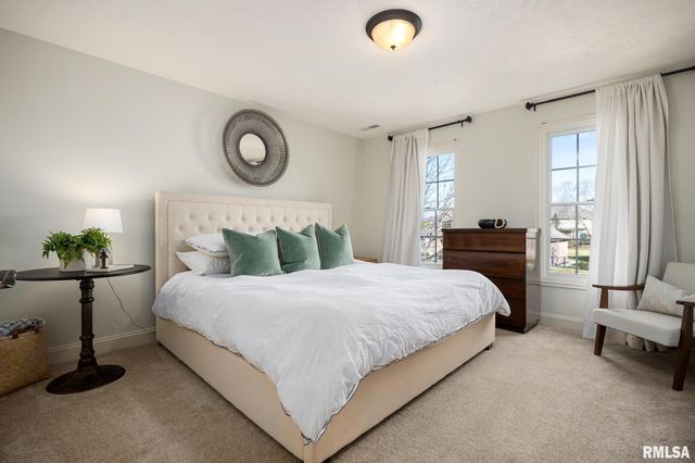 6531 N GREENWICH Place, Peoria, IL 61615