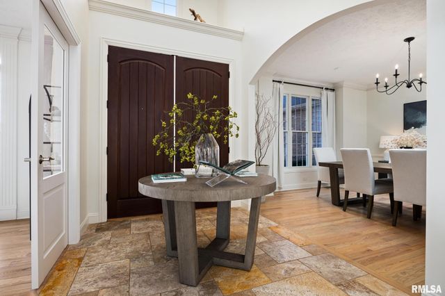 6531 N GREENWICH Place, Peoria, IL 61615