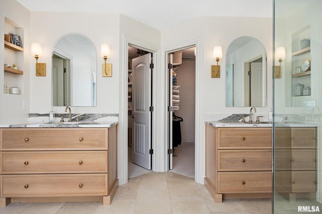 6531 N GREENWICH Place, Peoria, IL 61615