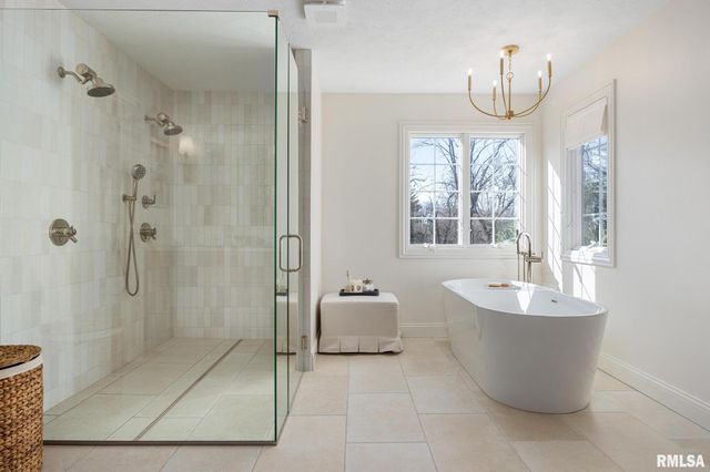 6531 N GREENWICH Place, Peoria, IL 61615