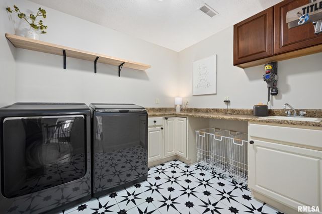 6531 N GREENWICH Place, Peoria, IL 61615