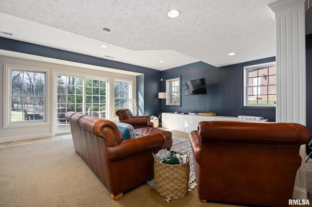 6531 N GREENWICH Place, Peoria, IL 61615