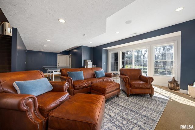 6531 N GREENWICH Place, Peoria, IL 61615