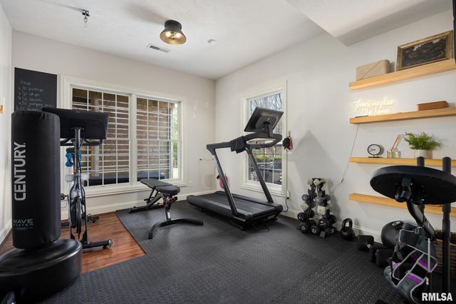 6531 N GREENWICH Place, Peoria, IL 61615