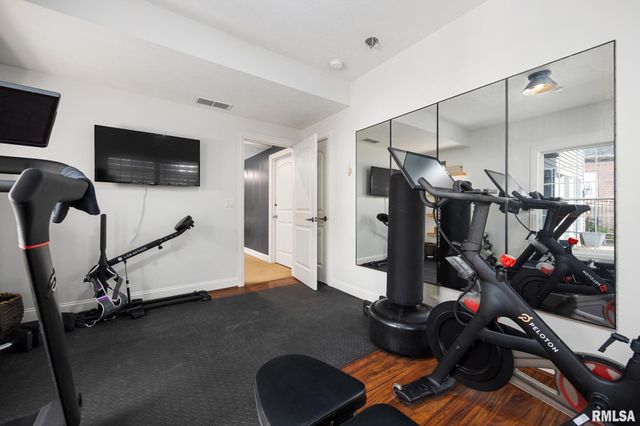 6531 N GREENWICH Place, Peoria, IL 61615