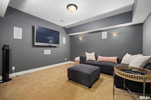 6531 N GREENWICH Place, Peoria, IL 61615