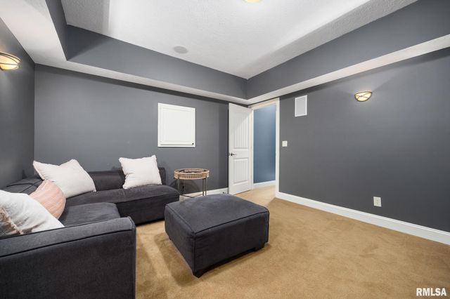 6531 N GREENWICH Place, Peoria, IL 61615