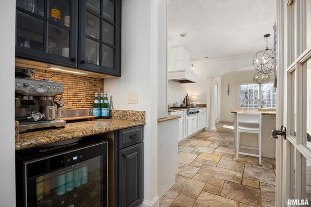 6531 N GREENWICH Place, Peoria, IL 61615