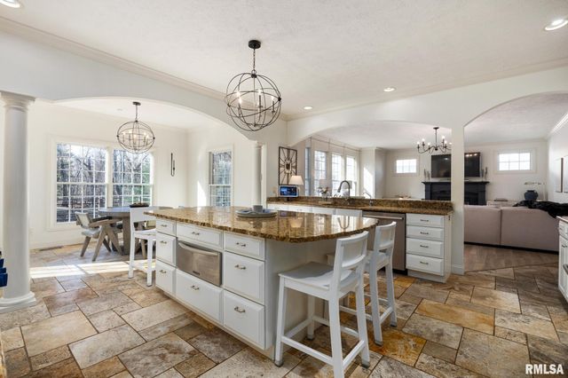 6531 N GREENWICH Place, Peoria, IL 61615