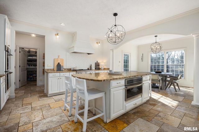 6531 N GREENWICH Place, Peoria, IL 61615