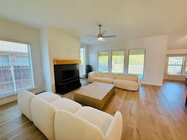 218 Oakcrest Drive, Justin, TX 76247