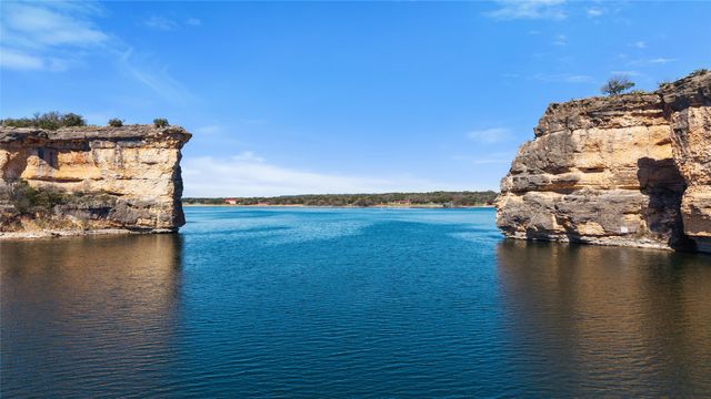 1053 Bluff Creek Drive, Strawn, TX 76475