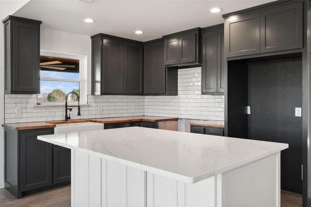 1053 Bluff Creek Drive, Strawn, TX 76475