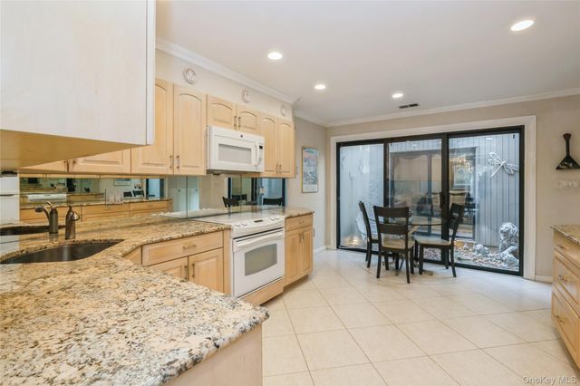 33 Club House Court 33, Jericho, NY 11753