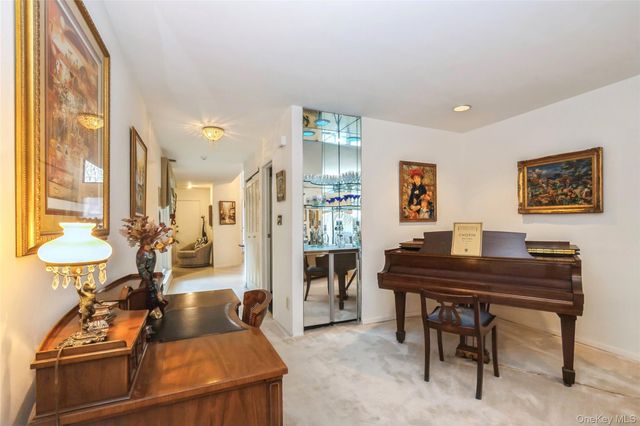 33 Club House Court 33, Jericho, NY 11753