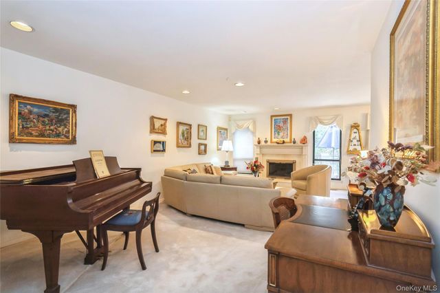 33 Club House Court 33, Jericho, NY 11753