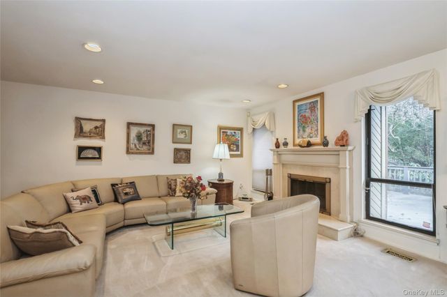 33 Club House Court 33, Jericho, NY 11753