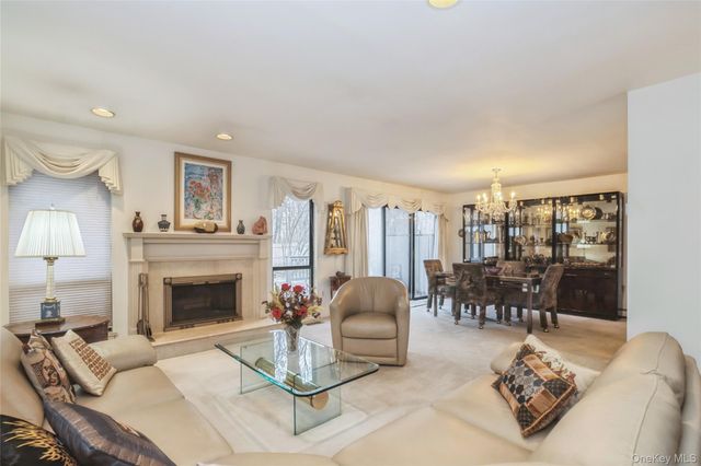 33 Club House Court 33, Jericho, NY 11753