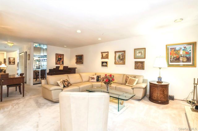 33 Club House Court 33, Jericho, NY 11753