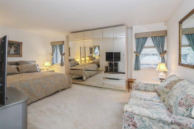 33 Club House Court 33, Jericho, NY 11753