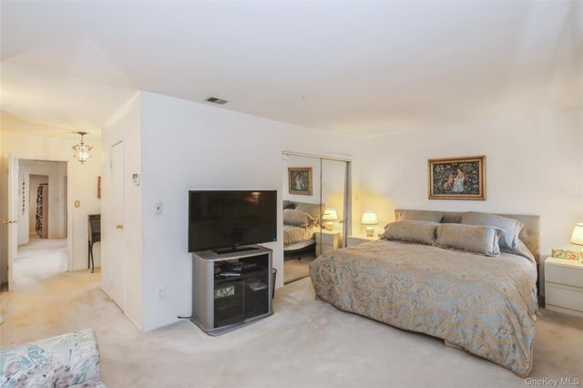 33 Club House Court 33, Jericho, NY 11753