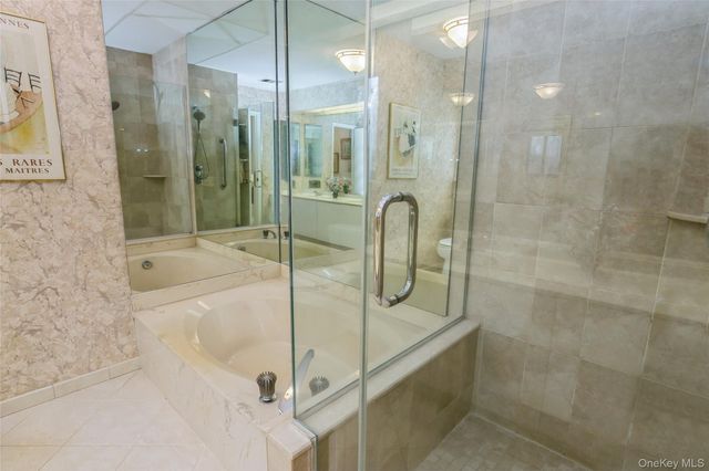 33 Club House Court 33, Jericho, NY 11753