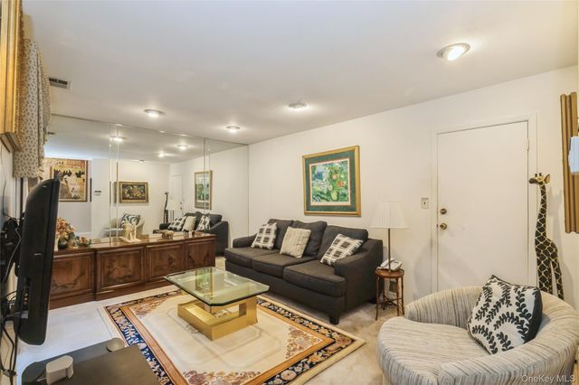 33 Club House Court 33, Jericho, NY 11753