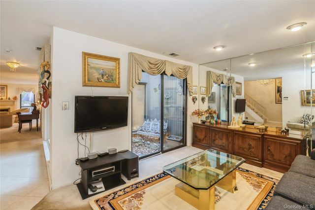 33 Club House Court 33, Jericho, NY 11753