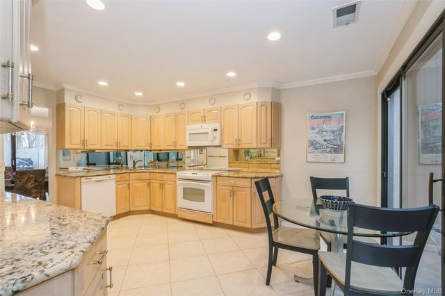 33 Club House Court 33, Jericho, NY 11753