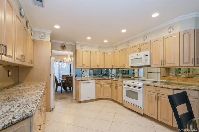 33 Club House Court 33, Jericho, NY 11753