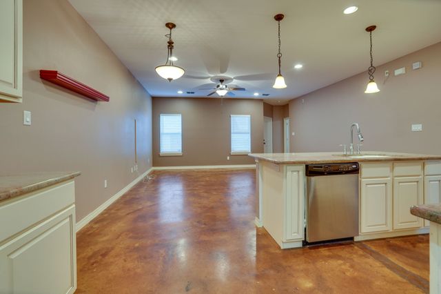 617 E Worth Street, Grapevine, TX 76051