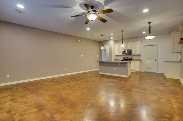 617 E Worth Street, Grapevine, TX 76051