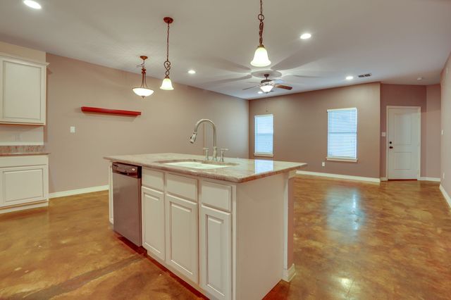 617 E Worth Street, Grapevine, TX 76051