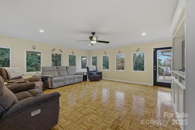 7501 Woodland Hills Road, Hickory, NC 28602