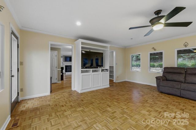 7501 Woodland Hills Road, Hickory, NC 28602