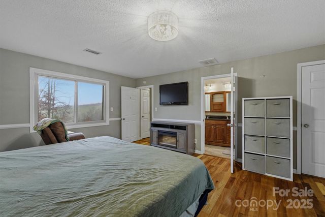 7501 Woodland Hills Road, Hickory, NC 28602